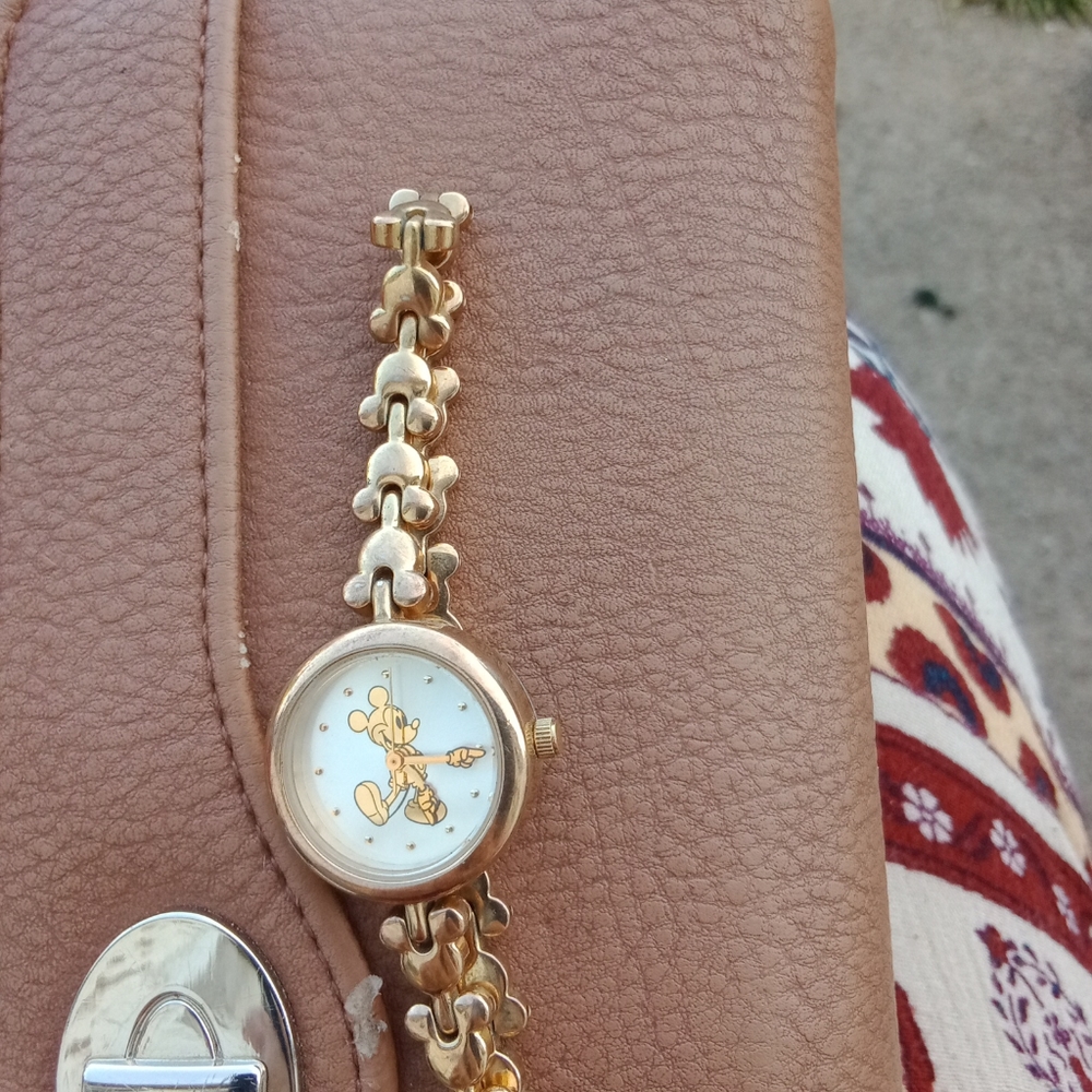 Vintage Disney dream works gold mickey mouse watch usually sells for 250$